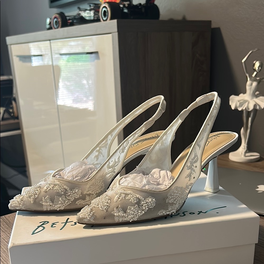 Betsey Johnson NIKKI IVORY Slingback heels